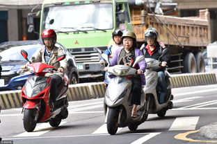 实拍台北上班族出行 街头涌现 机车瀑布