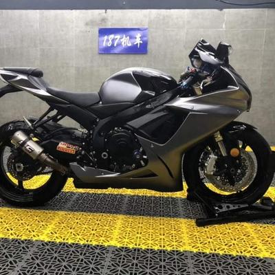 铃木中R750摩托车